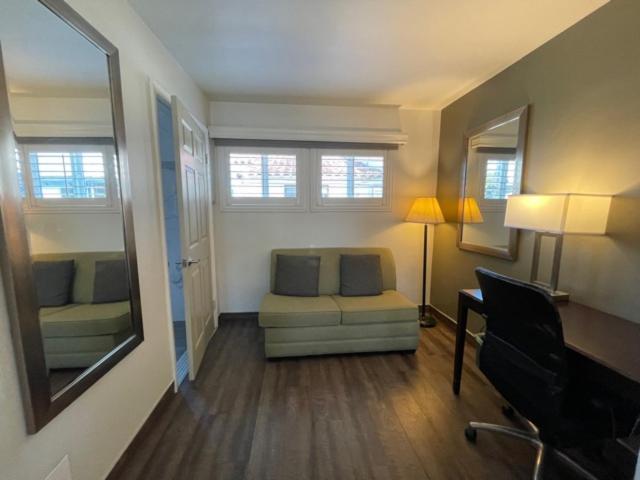 Hi View Inn & Suites 맨하탄비치 외부 사진