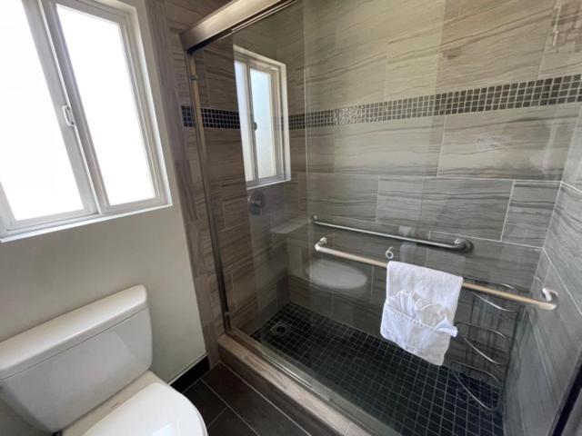 Hi View Inn & Suites 맨하탄비치 외부 사진