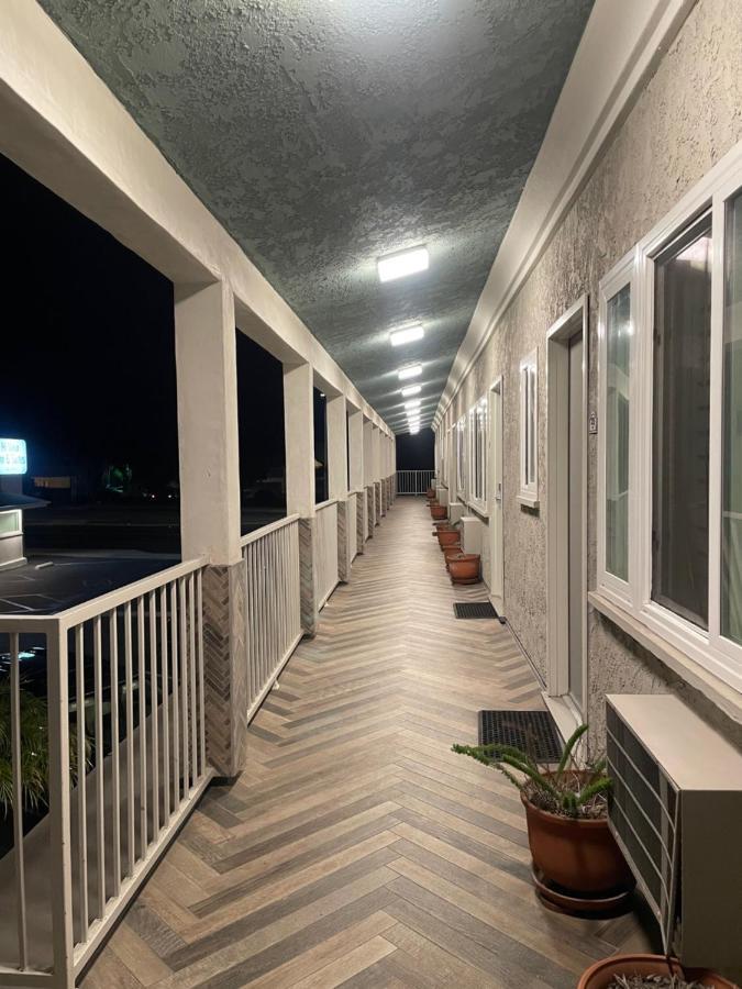 Hi View Inn & Suites 맨하탄비치 외부 사진