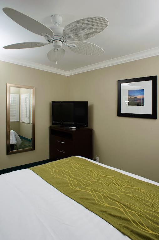 Hi View Inn & Suites 맨하탄비치 객실 사진